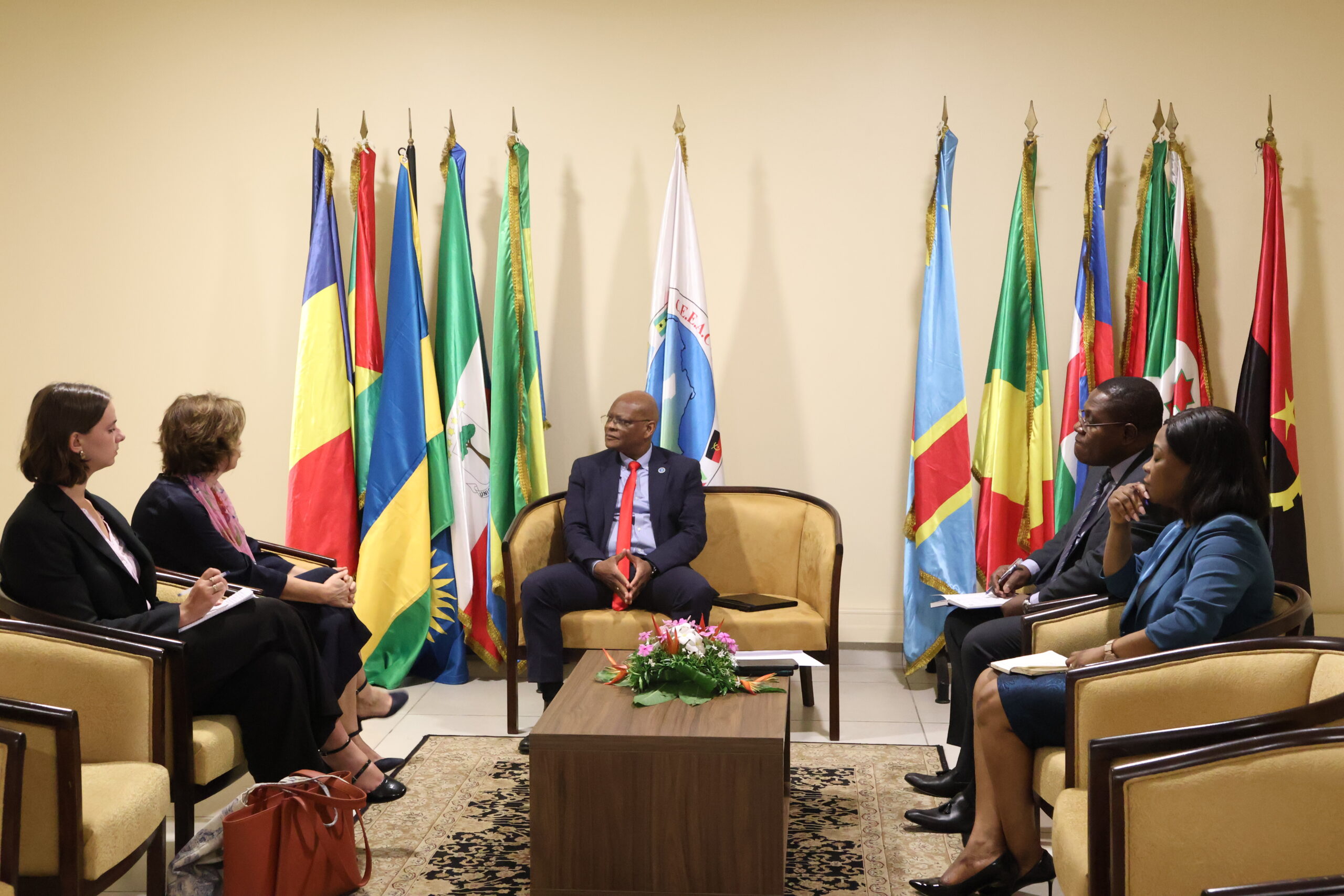 Deux nouveaux ambassadeurs accrédités auprès de la Commission de la CEEAC — 11